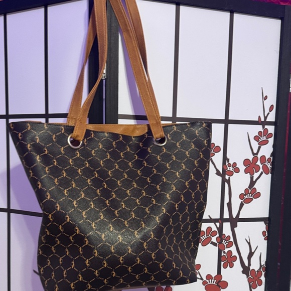 Hey friends, I've gone down to $5. I need te room for my spring/ summer inventor - Picture 3 of 7